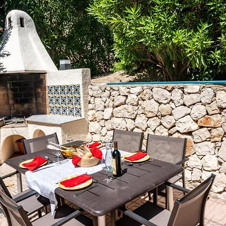 Villa Charming 3-bed Mar Azul Set On Barraca Bay *