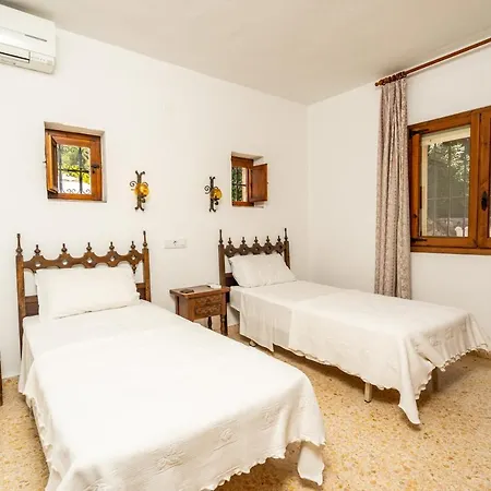 Villa Charming 3-bed Mar Azul Set On Barraca Bay