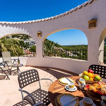 Villa Charming 3-bed Mar Azul Set On Barraca Bay *